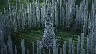 A huge pile of skulls rests in the middle of the woods in 28 Years Later.